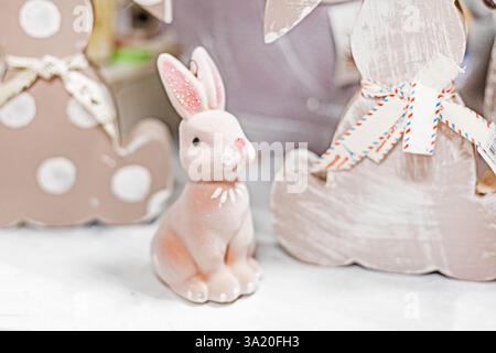 lapin de pâques mignon sur fond brun clair avec d'autres lapins artisanaux. Vacances de Pâques Banque D'Images