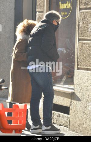 Milan, . 11 mars 2025. Claudio Mangiarotti copyright Milan-se préparer pour le prochain SANREMO, Marcella Bella avec son mari Mario Merello avec le mariage il y a 36 ans, déjeuner au restaurant DE PORTRAITS et faire du shopping à DOLCE&GABBANA archive Ph Claudio Mangiarotti crédit : Agence photo indépendante / Alamy Live News Banque D'Images