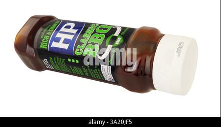 Sauce barbecue au bois fumé HP Classic dans une bouteille pressable de 465 g. Banque D'Images
