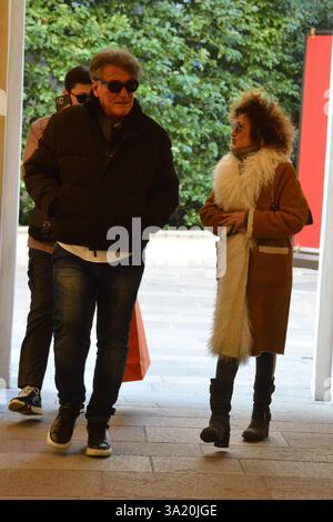 Milan, . 11 mars 2025. Claudio Mangiarotti copyright Milan-se préparer pour le prochain SANREMO, Marcella Bella avec son mari Mario Merello avec le mariage il y a 36 ans, déjeuner au restaurant DE PORTRAITS et faire du shopping à DOLCE&GABBANA archive Ph Claudio Mangiarotti crédit : Agence photo indépendante / Alamy Live News Banque D'Images