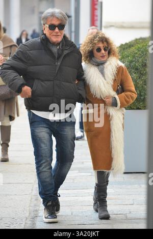 Milan, . 11 mars 2025. Claudio Mangiarotti copyright Milan-se préparer pour le prochain SANREMO, Marcella Bella avec son mari Mario Merello avec le mariage il y a 36 ans, déjeuner au restaurant DE PORTRAITS et faire du shopping à DOLCE&GABBANA archive Ph Claudio Mangiarotti crédit : Agence photo indépendante / Alamy Live News Banque D'Images