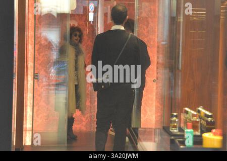 Milan, . 11 mars 2025. Claudio Mangiarotti copyright Milan-se préparer pour le prochain SANREMO, Marcella Bella avec son mari Mario Merello avec le mariage il y a 36 ans, déjeuner au restaurant DE PORTRAITS et faire du shopping à DOLCE&GABBANA archive Ph Claudio Mangiarotti crédit : Agence photo indépendante / Alamy Live News Banque D'Images