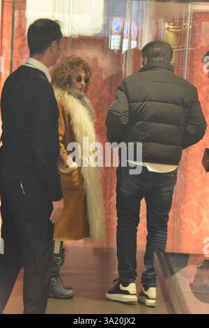 Milan, . 11 mars 2025. Claudio Mangiarotti copyright Milan-se préparer pour le prochain SANREMO, Marcella Bella avec son mari Mario Merello avec le mariage il y a 36 ans, déjeuner au restaurant DE PORTRAITS et faire du shopping à DOLCE&GABBANA archive Ph Claudio Mangiarotti crédit : Agence photo indépendante / Alamy Live News Banque D'Images
