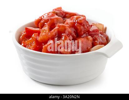 bol de poulet frit en sauce aigre-douce isolé sur fond blanc Banque D'Images