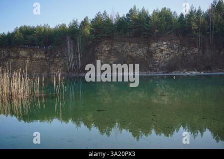 lac profond avec de l'eau propre verte dans la forêt et les rochers. miroir des arbres dans l'eau Banque D'Images