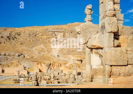 Colonnes et sculpture de cheval gardien au palais Apadana, Persépolis, site du patrimoine mondial de l'UNESCO, province de Fars, Iran, moyen-Orient. Persépolis ou Thron Banque D'Images