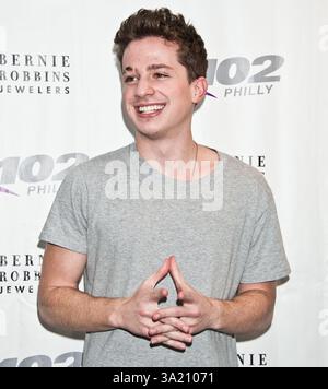 L'auteur-compositeur-interprète américain Charlie Puth pose au Théâtre de performance de Q102 à Bala Cynwyd, Pennsylvanie, États-Unis le 27 janvier 2016 Banque D'Images