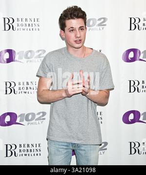 L'auteur-compositeur-interprète américain Charlie Puth pose au Théâtre de performance de Q102 à Bala Cynwyd, Pennsylvanie, États-Unis le 27 janvier 2016 Banque D'Images
