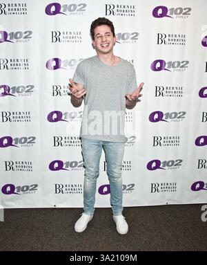 L'auteur-compositeur-interprète américain Charlie Puth pose au Théâtre de performance de Q102 à Bala Cynwyd, Pennsylvanie, États-Unis le 27 janvier 2016 Banque D'Images