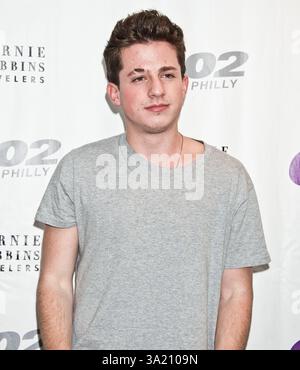 L'auteur-compositeur-interprète américain Charlie Puth pose au Théâtre de performance de Q102 à Bala Cynwyd, Pennsylvanie, États-Unis le 27 janvier 2016 Banque D'Images