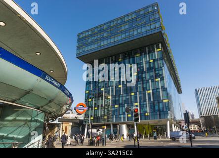 Bâtiment Palestra conçu par Will Alsop et la station de métro Southwark sur Blackfriars Road, South London. Banque D'Images