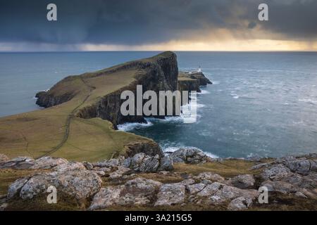 Phare de Neist point sur les falaises du point le plus occidental de l'île de Skye, en Écosse. Hiver (février) 2025. Banque D'Images