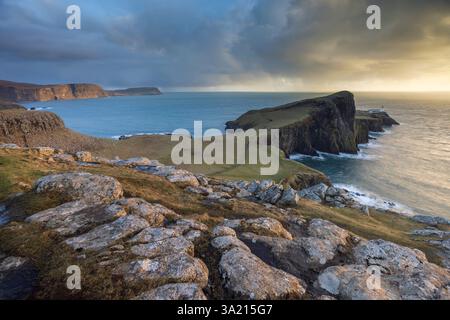 Phare de Neist point sur les falaises du point le plus occidental de l'île de Skye, en Écosse. Hiver (février) 2025. Banque D'Images