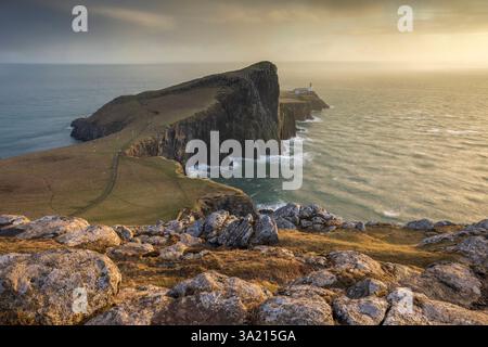 Phare de Neist point au coucher du soleil sur les falaises de l'île de Skye, en Écosse. Hiver (février) 2025. Banque D'Images