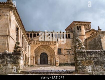 Église de la Colegiata à Santillana del Mar, Cantabrie, Espagne Banque D'Images