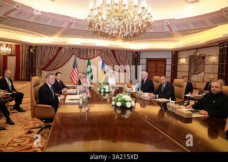 Djeddah, Arabie Saoudite. 11 mars 2025. Les délégations américaine et ukrainienne se réunissent à Djeddah, en Arabie saoudite, le 11 mars 2025. Une réunion à enjeux élevés entre les délégations américaine et ukrainienne a débuté mardi en Arabie Saoudite. Crédit : Wang Dongzhen/Xinhua/Alamy Live News Banque D'Images