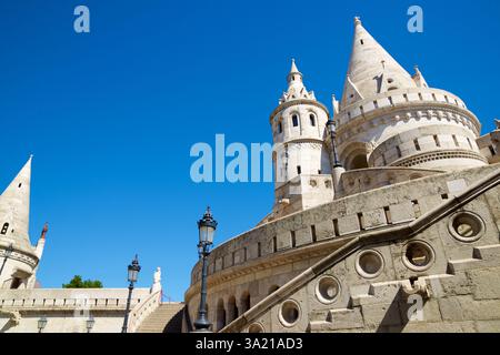 Tour dans le célèbre Bastion des pêcheurs Halaszbastya, Budapest en Hongrie. Banque D'Images