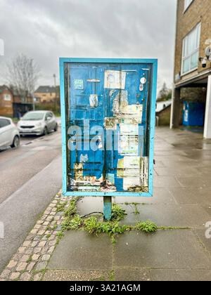 Cambridge, Royaume-Uni - 5 janvier 2025 - une zone urbaine au Royaume-Uni montrant l'état de la communauté. Un panneau d'affichage communautaire. Banque D'Images