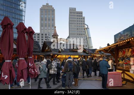Marché de Noël à Potsdamer Platz, derrière le centre Beisheim et la tour Dellbrueck, Berlin, Allemagne, Europe Banque D'Images