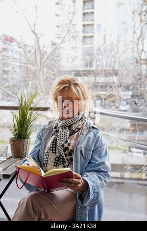 Profitez d'un temps de lecture paisible. Femme senior sur Sant Jordi Banque D'Images