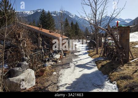 Sentier de randonnée, musée de la calèche à gauche, montagnes enneigées des Alpes d'Allgaeu en arrière-plan, Hinterstein, Bad Hindelang, Oberallgaeu, Allg Banque D'Images