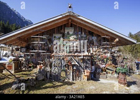 Musée des calèches, montagnes enneigées des Alpes d'Allgaeu en arrière-plan, Hinterstein, Bad Hindelang, Oberallgaeu, Allgaeu, Bavière, Allemagne, EUR Banque D'Images