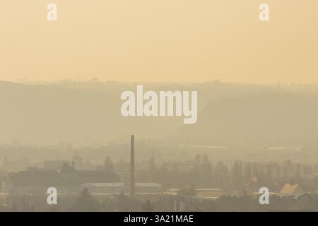 Vue de Talkenberg, sur le Spaargebirge avec le Boselfelsen, la vue est particulièrement brumeuse à cause de la poussière du Sahara, Radebeul, Saxe, Allemagne, Europe Banque D'Images