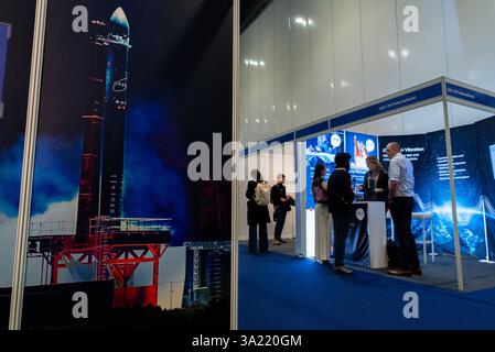 Excel London, Newham, Londres, Royaume-Uni. 11 mars 2025. Plus de 200 exposants exposent leurs produits liés à l'espace lors de l'événement avec plus de 150 conférenciers mondiaux qui prennent la parole pour discuter de l'avenir de l'industrie. Le Royaume-Uni vise à conquérir 10 % du marché spatial mondial d'ici 2030, avec un objectif de chiffre d'affaires annuel de 40 milliards de livres sterling Banque D'Images