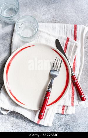 Réglage de table minimaliste dans les couleurs blanc et rouge Banque D'Images