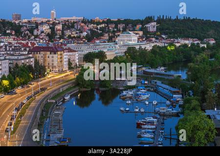 Il s'agit d'une vue nocturne de Prague le long de la rivière Vltava près du célèbre château de Vysehrad le 12 mai 2014 à Prague, République tchèque Banque D'Images
