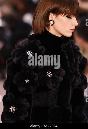 Paris, France. 11 mars 2025. Un mannequin présente une création des collections prêt-à-porter automne/hiver 2025-2026 de la maison de couture française Chanel lors de la Fashion week à Paris, le 11 mars 2025. Crédit : Gao Jing/Xinhua/Alamy Live News Banque D'Images