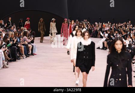 Paris, France. 11 mars 2025. Les mannequins présentent les créations des collections prêt-à-porter automne/hiver 2025-2026 de la maison de couture française Chanel lors de la Fashion week de Paris, à Paris, France, le 11 mars 2025. Crédit : Gao Jing/Xinhua/Alamy Live News Banque D'Images