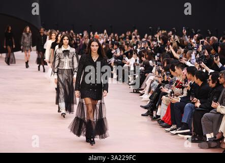 Paris, France. 11 mars 2025. Les mannequins présentent les créations des collections prêt-à-porter automne/hiver 2025-2026 de la maison de couture française Chanel lors de la Fashion week de Paris, à Paris, France, le 11 mars 2025. Crédit : Gao Jing/Xinhua/Alamy Live News Banque D'Images