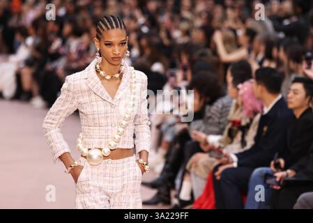 Paris, France. 11 mars 2025. Un mannequin présente une création des collections prêt-à-porter automne/hiver 2025-2026 de la maison de couture française Chanel lors de la Fashion week à Paris, le 11 mars 2025. Crédit : Gao Jing/Xinhua/Alamy Live News Banque D'Images