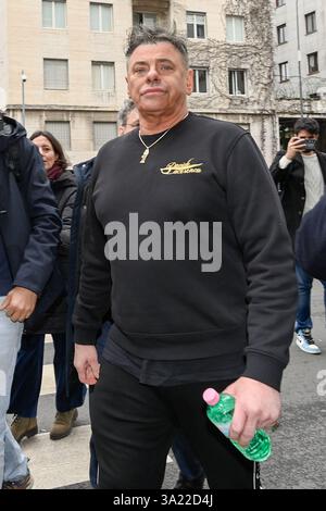 Milano, Milano. 11 mars 2025. Davide Lacerenza all'ingresso del Tribunale di Milano per interrogatorio di garanzia, accompagnato dai suoi avvocati - Milano, Martedì ; 11 Marzo 2025 (Foto Claudio Furlan/Lapresse) Davide Lacerenza à l'entrée du tribunal de Milan pour interrogatoire en garantie, accompagné de ses avocats - Milan, mardi 11 mars 2025 (photo Claudio Furlan/Lapresse) crédit : LaPresse/Alamy Live News Banque D'Images