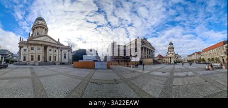 Berlin, Allemagne 03. Octobre 2024, vue panoramique sur le Gendarmenmarkt à Berlin, montrant le Deutscher Dom, le Konzerthaus Berlin en rénovation et t Banque D'Images