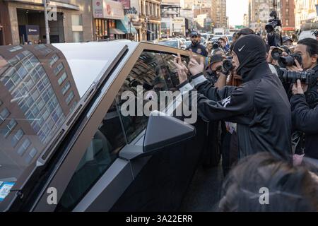 (NOTE DE LA RÉDACTION : L'image contient du blasphème) Un manifestant remet le majeur au conducteur d'un Tesla Cybertruck lors d'un rassemblement exigeant la libération de Mahmoud Khalil à Foley Square. Diplômé de l'Université Columbia et militant palestinien, Mahmoud Khalil a été arrêté samedi et a reçu un sursis temporaire d'expulsion par l'Immigration and Customs Enforcement (ICE) des États-Unis en raison de l'intervention d'un juge fédéral. Banque D'Images