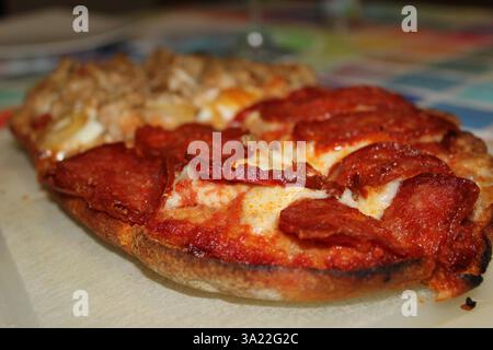plan grand angle d'une pizza à deux saveurs placée sur une table Banque D'Images