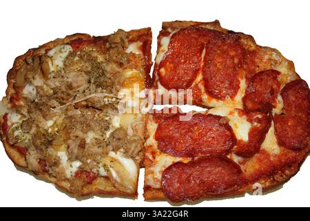 pizza isolée sur fond blanc, photographiée d'en haut et divisée en 4 tranches. Farci de tomate, thon, mozzarella, salami épicé et gorgonz Banque D'Images