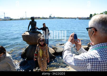 les touristes prennent des selfies et des photos de la petite statue de sirène à copenhague danemark Banque D'Images