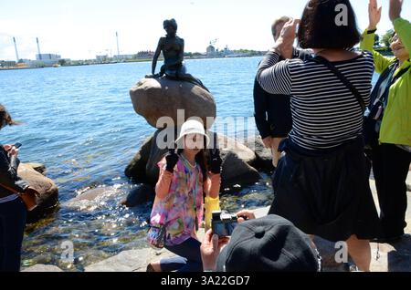 les touristes prennent des selfies et des photos de la petite statue de sirène à copenhague danemark Banque D'Images