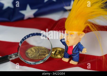 Bobruisk, Biélorussie - 7 mars 2025 : une figure vibrante avec des gestes saisissants sur les cheveux assis sur un drapeau américain. Deux pièces représentant le courant numérique Banque D'Images