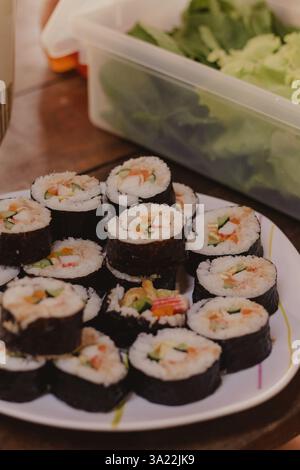 Assiette de petits pains de sushi frais Banque D'Images