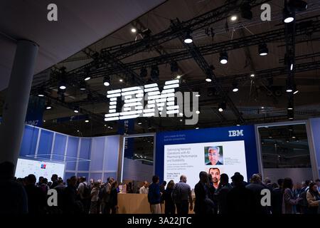 Barcelone, Espagne - 4 mars 2025 : le logo IBM du fabricant de puces est vu au Mobile World Congress 2025 (MWC) à la Fira de Barcelona. Banque D'Images