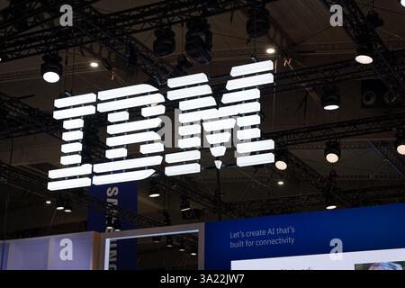Barcelone, Espagne - 4 mars 2025 : le logo IBM du fabricant de puces est vu au Mobile World Congress 2025 (MWC) à la Fira de Barcelona. Banque D'Images
