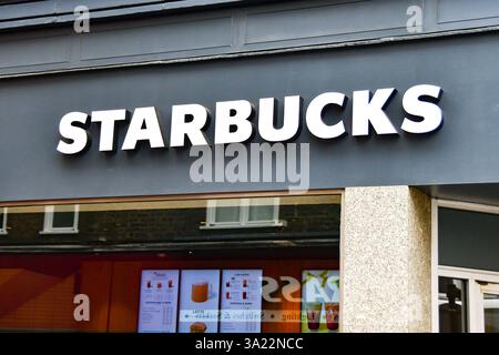 Londres, Angleterre, Royaume-Uni - 28 juin 2023 : vue extérieure avant du panneau à l'extérieur d'une succursale Starbucks Banque D'Images