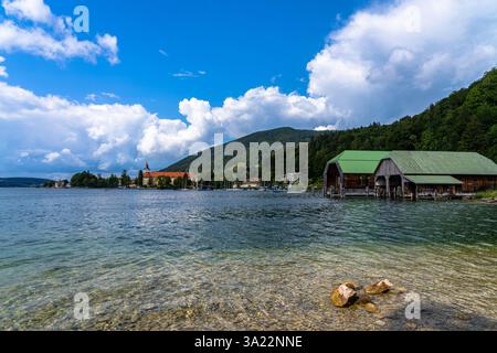 Belle vue panoramique sur le lac Tegernsee avec les alpes bavaroises et la ville de Tegernsee, y compris l'église paroissiale Quirinus, sur une journée d'été ensoleillée avec bleu Banque D'Images