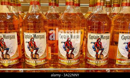 En mer, Océan Atlantique - 5 janvier 2025 : vue rapprochée d'une rangée de bouteilles de rhum Captain Morgan en vente dans une boutique duty free. Banque D'Images