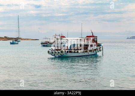 Bateaux de pêche à Ano Koufonisi dans les petites Cyclades, Grèce Banque D'Images