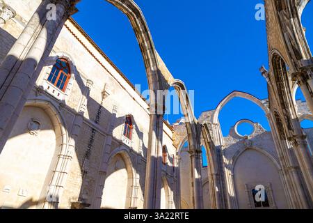 Ruines historiques sans toit du couvent de Carmo, ou le couvent de notre-Dame du Mont Carmel, à Lisbonne, Portugal. Construit en 1389, le couvent médiéval était barrage Banque D'Images